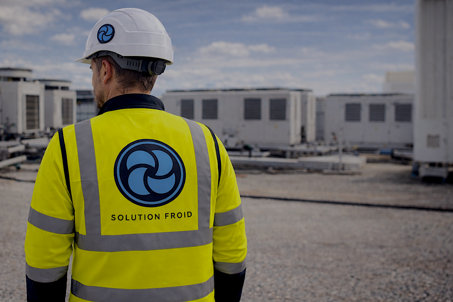 Technicien en intervention devant une chambre froide